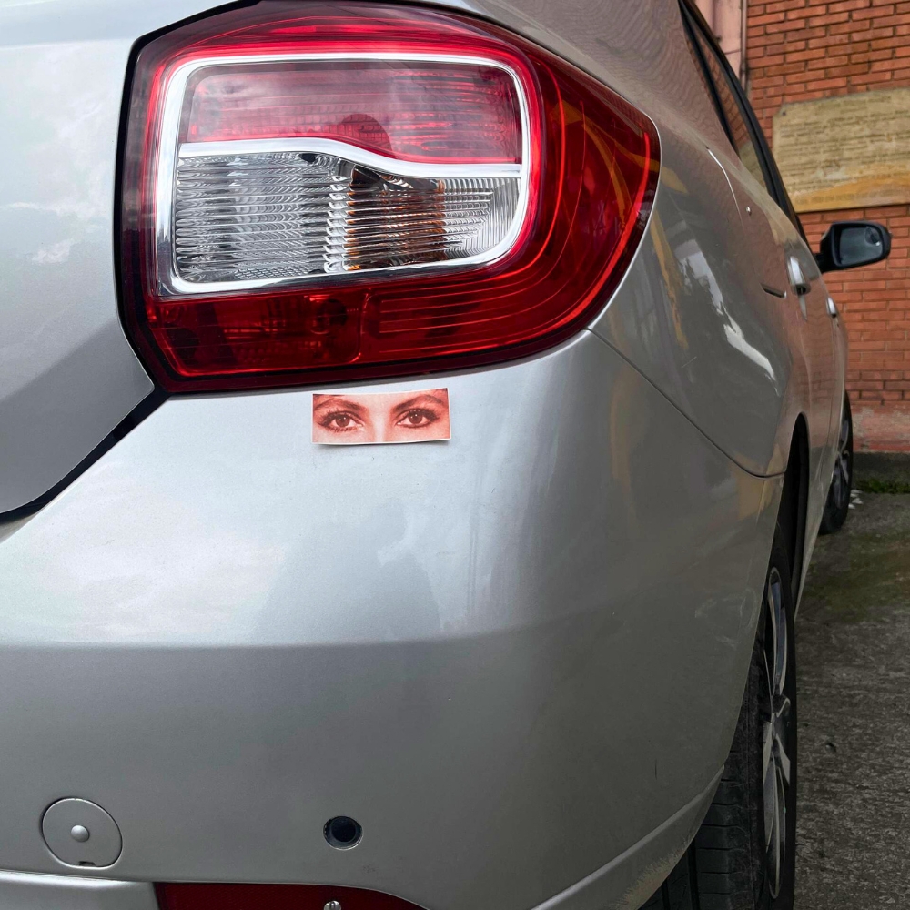 Ojos Grandes Calcomanía - Image 3